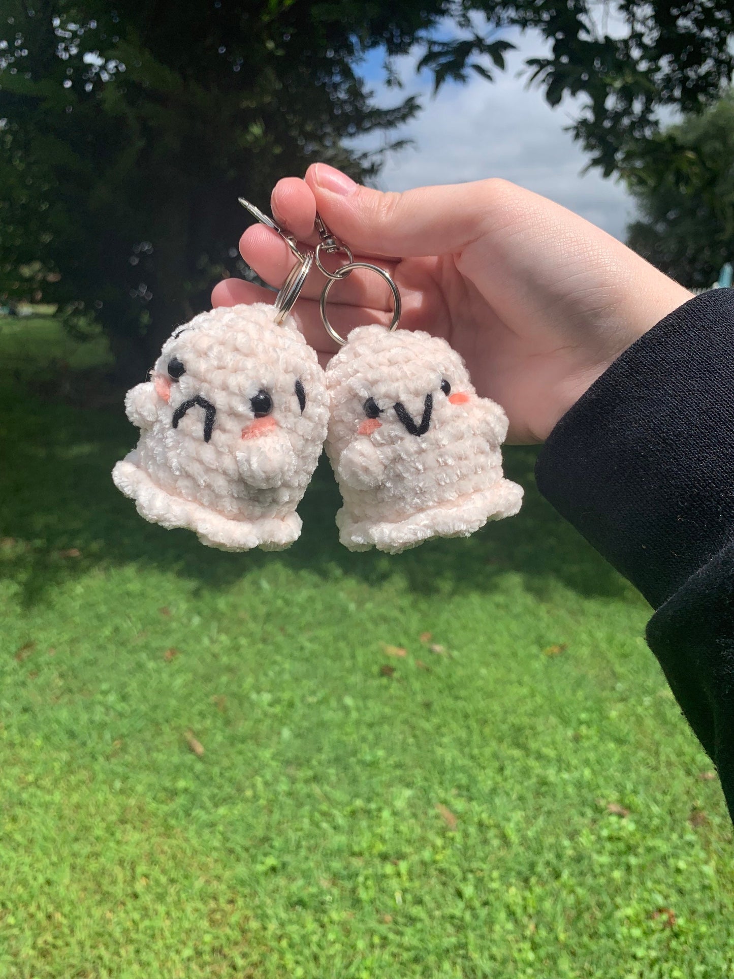Crochet ghost keychain, amigurumi ghost, sad ghost, happy ghost, ghostie keychain, spooky gifts, Halloween accessories